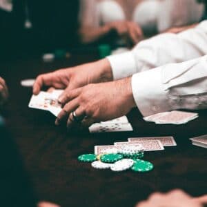 O que é e qual a função do dealer no poker?