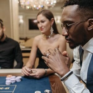 Por Que Jogadores Usam Óculos de Sol no Poker?