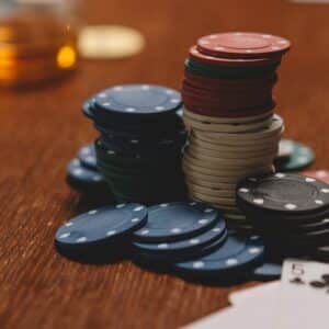 Como Jogar em Mesas Com Jogadores Agressivos no Poker