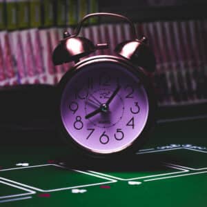 Jogar Poker Contra o Relógio: Estratégias Para Torneios Rápidos