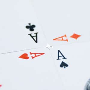 Como jogar mãos premiadas no poker